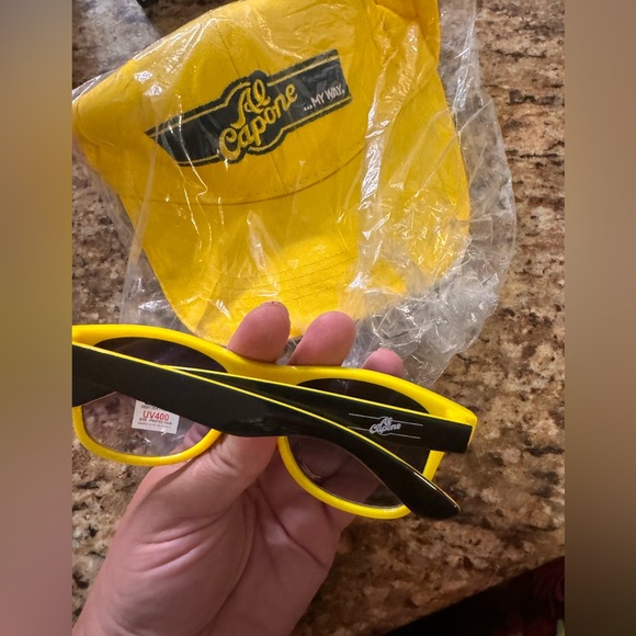 Al Capone Cigar hat and sunglasses - Picture 2 of 5